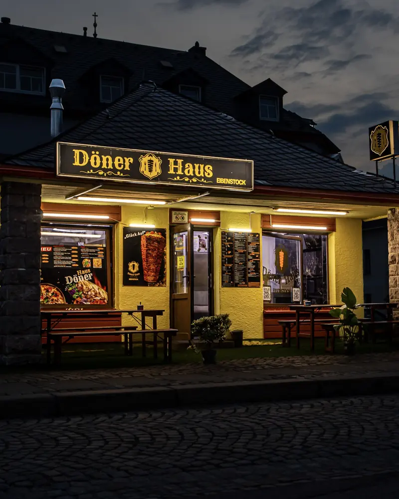 Das beleuchtete Döner Haus in Eibenstock am Abend