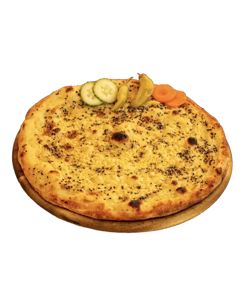 Pizza Brot mit Käse und Schwarzkümmel auf einem Holzbrett